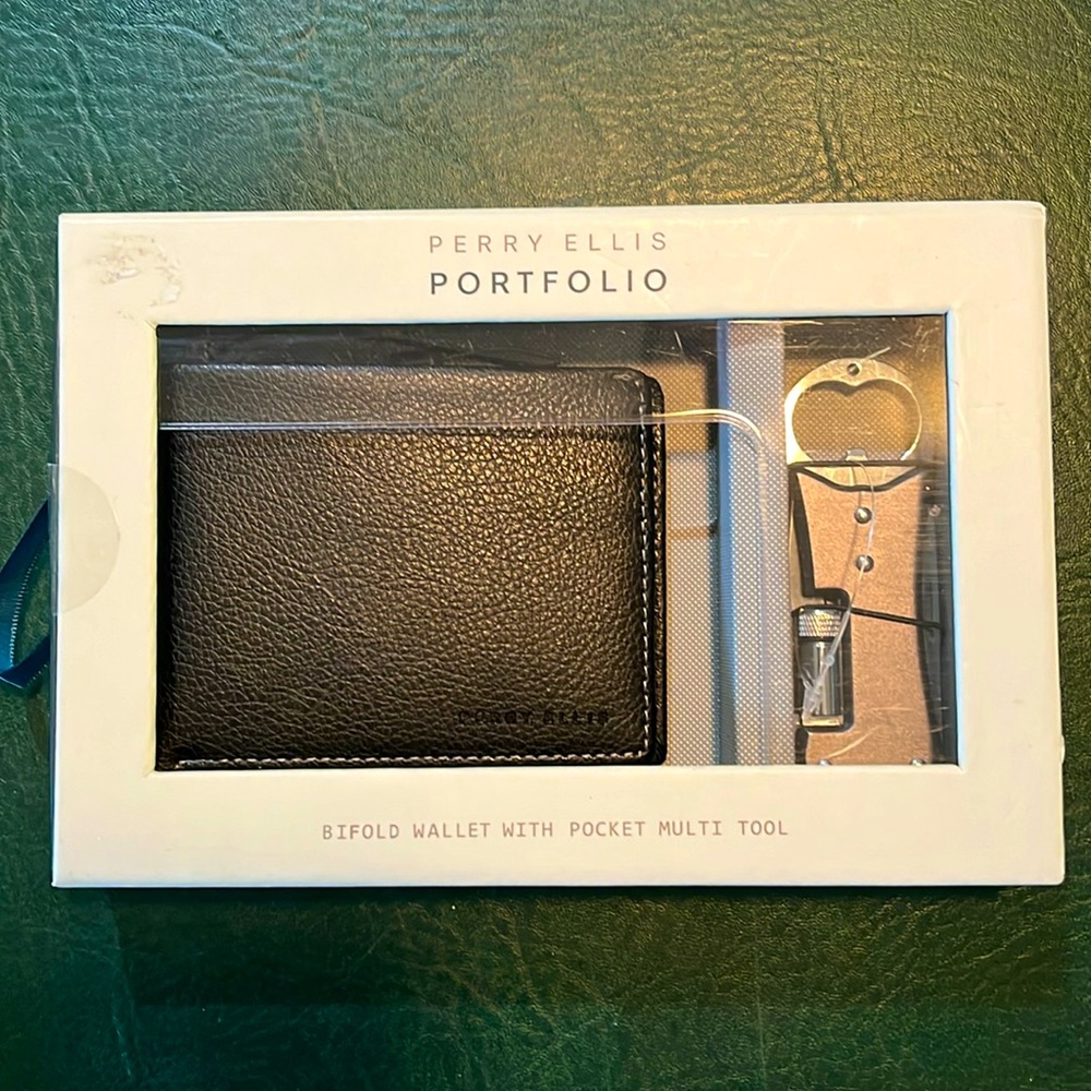 Perry Ellis Portfolio wallet with multi pocket tool set